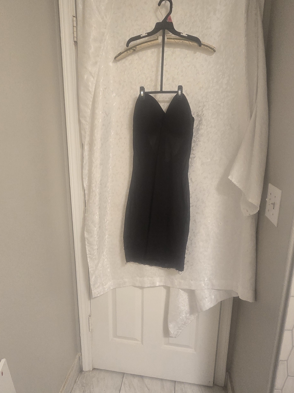 Size 2X. Sheer, strapless body shaper... Measures approximately 16" across the w